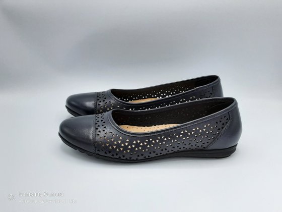 Ballerine perforée noir cuir lisse BLANCHE PORTE T.40 de seconde main