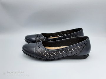 Ballerine perforée noir cuir lisse BLANCHE PORTE T.40 de seconde main