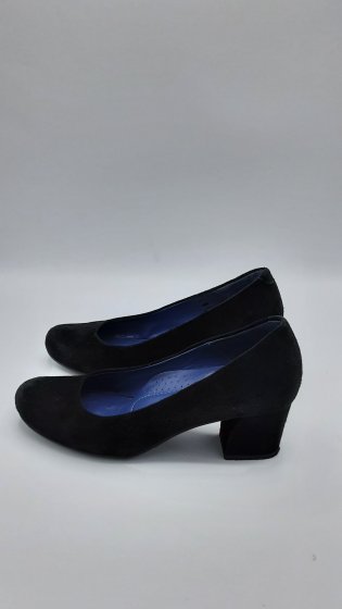 Chaussures à talons noire en cuir velours de seconde main