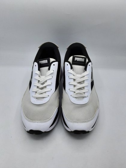 Sneakers PUMA noires et blanches de seconde main