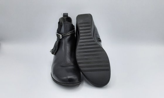 Bottine noir cuir avec détails argenté de seconde main