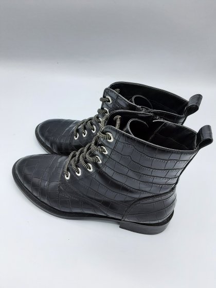 BOTTINES A LACETS NOIR