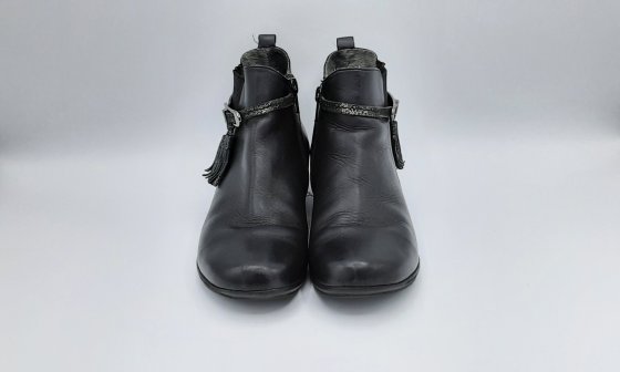 Bottine noir cuir avec détails argenté de seconde main