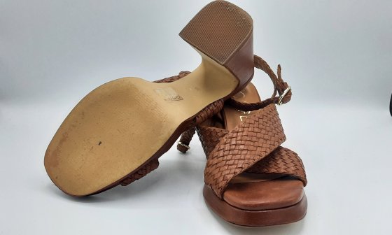 Sandales à talon marron en cuir de seconde main