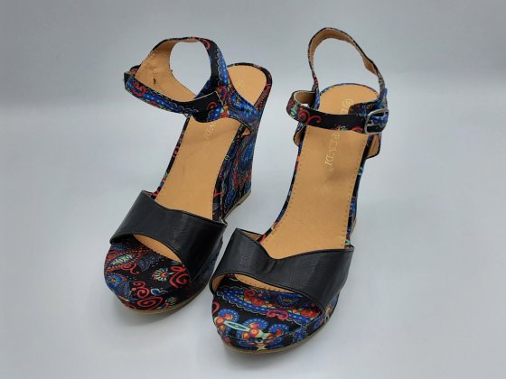 Paire de sandales a talons compensé