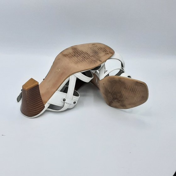 nue pied blanc de seconde main