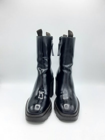 paire de bottines noires semelles crantées