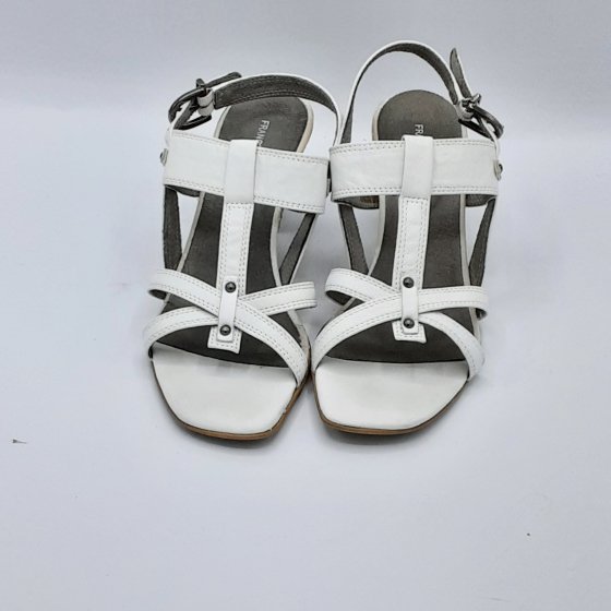 nue pied blanc de seconde main