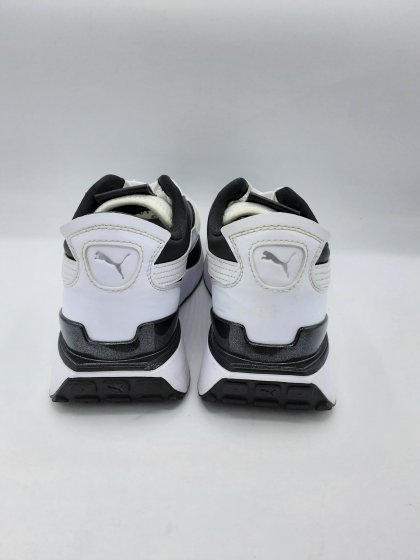 Sneakers PUMA noires et blanches de seconde main