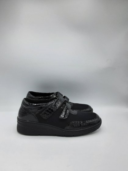 CHAUSSURES AVEC SCRATCHS DE SECONDE MAIN