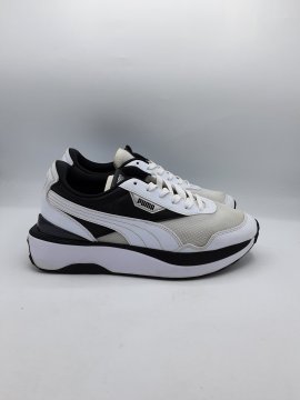 Sneakers PUMA noires et blanches de seconde main