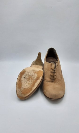 Derbies beiges à talons de seconde main